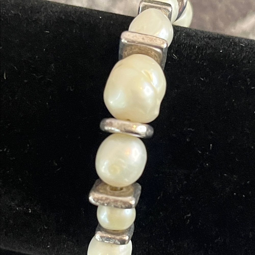 Elegant Pearl and Silver Bracelet - Picture 6 of 6